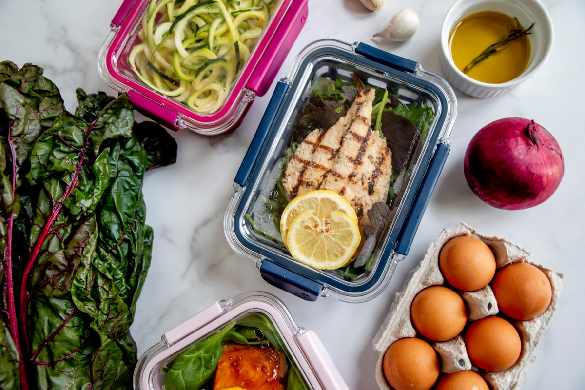 Assiette équilibrée avec légumes, protéines et glucides