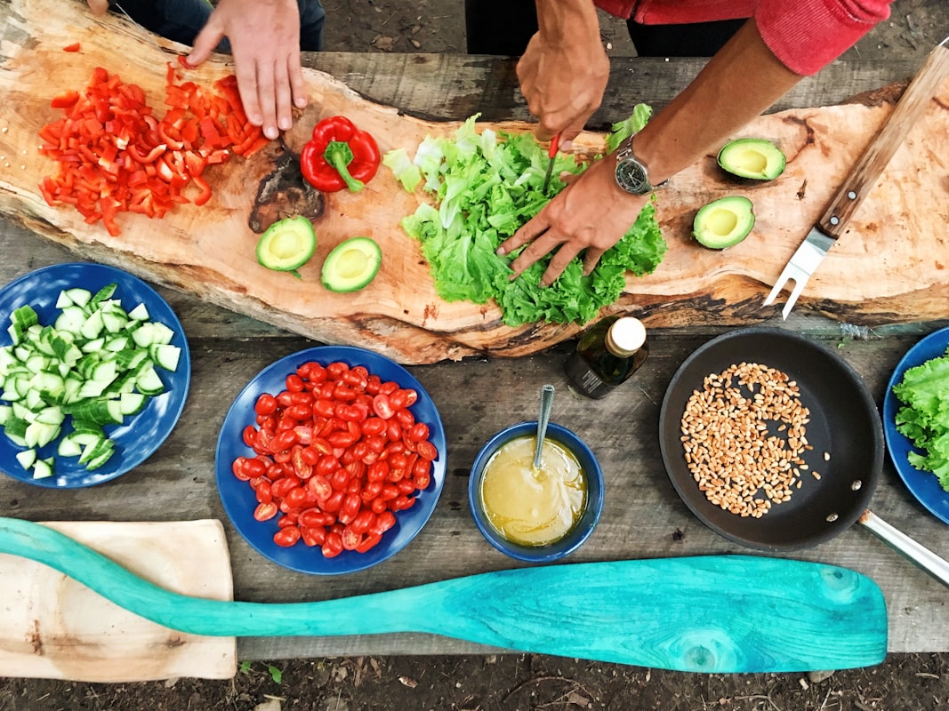 Bol coloré avec riz, légumes et protéine