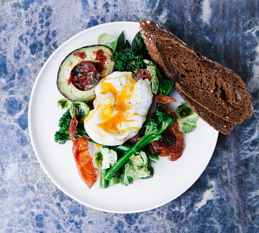 Petit-déjeuner avec oeufs et fruits frais